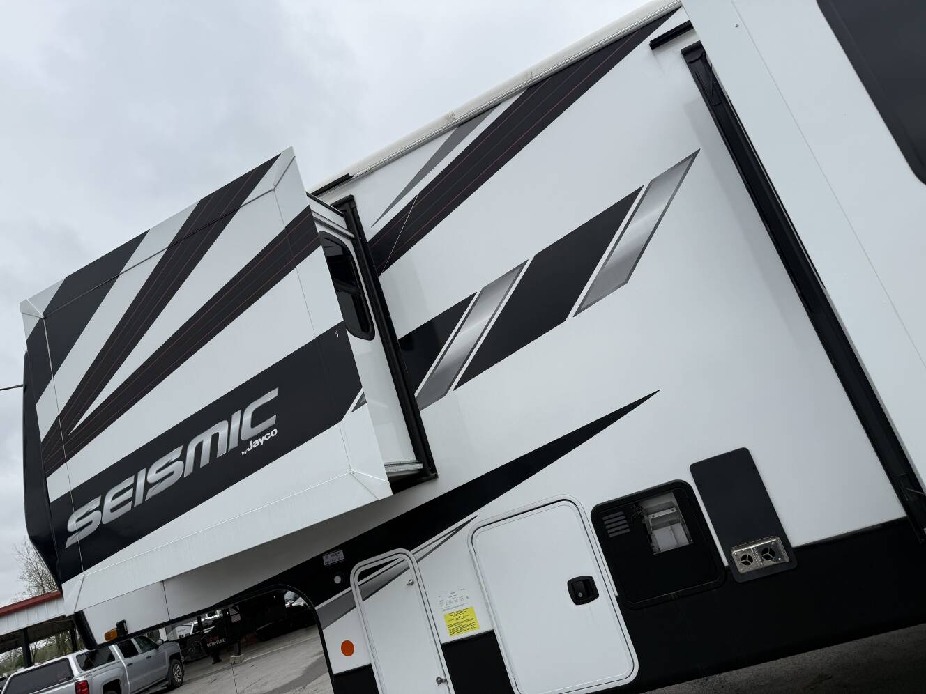 A photo of this 2025 Jayco SEISMIC 399