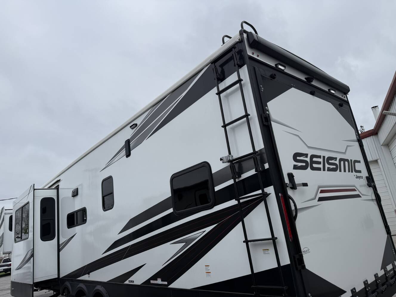 A photo of this 2025 Jayco SEISMIC 399