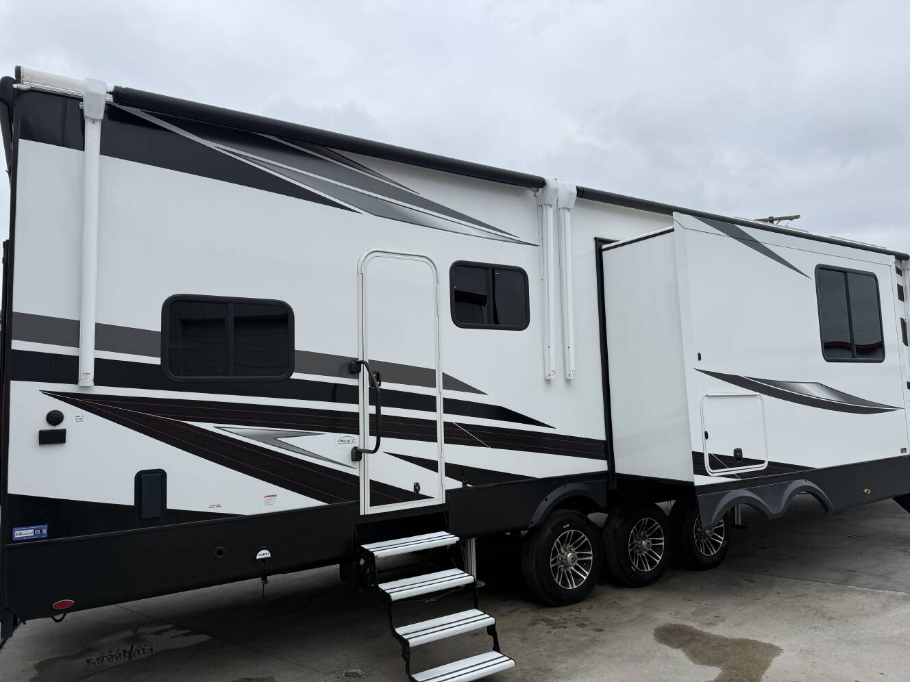 A photo of this 2025 Jayco SEISMIC 399
