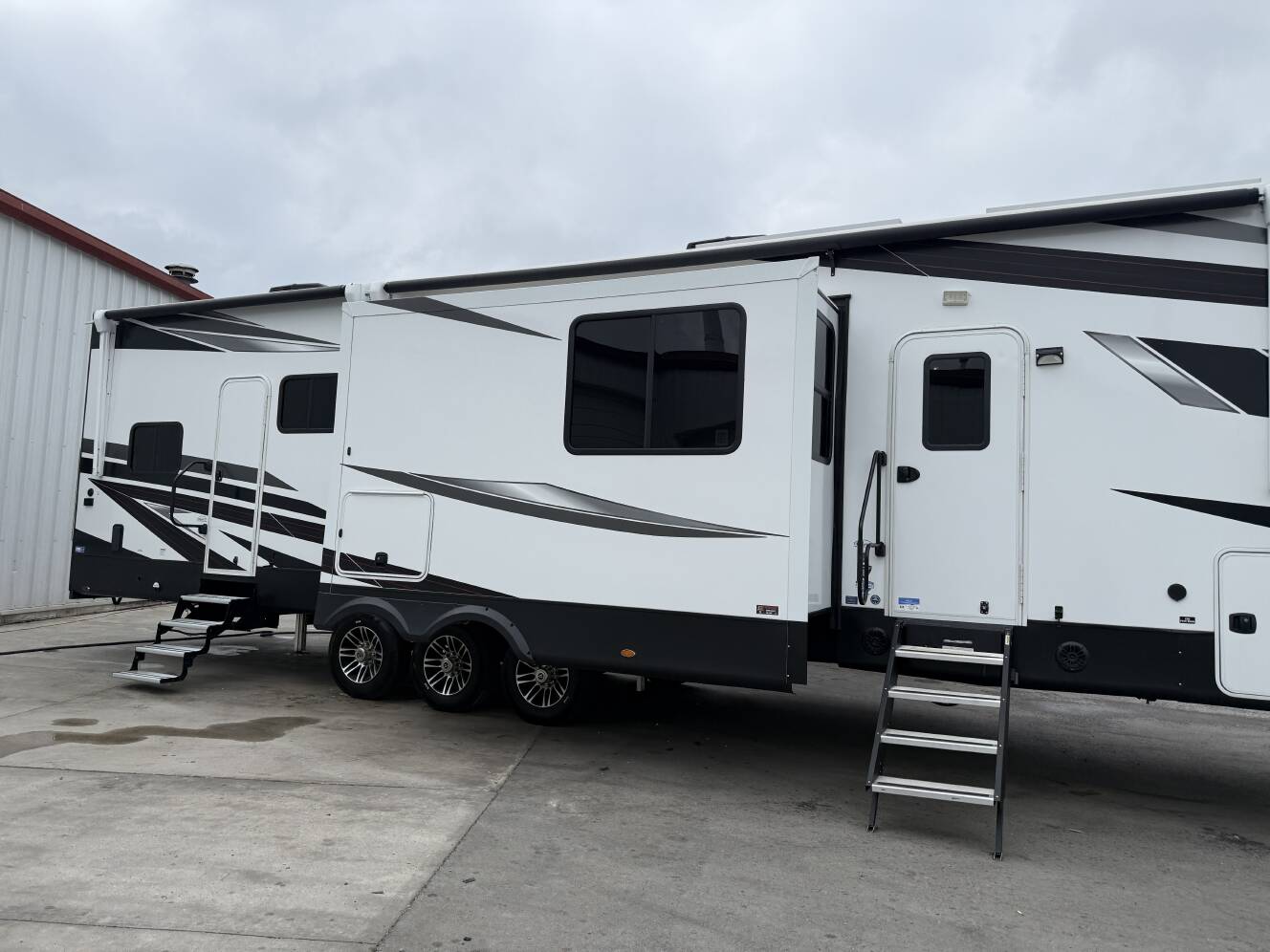 A photo of this 2025 Jayco SEISMIC 399