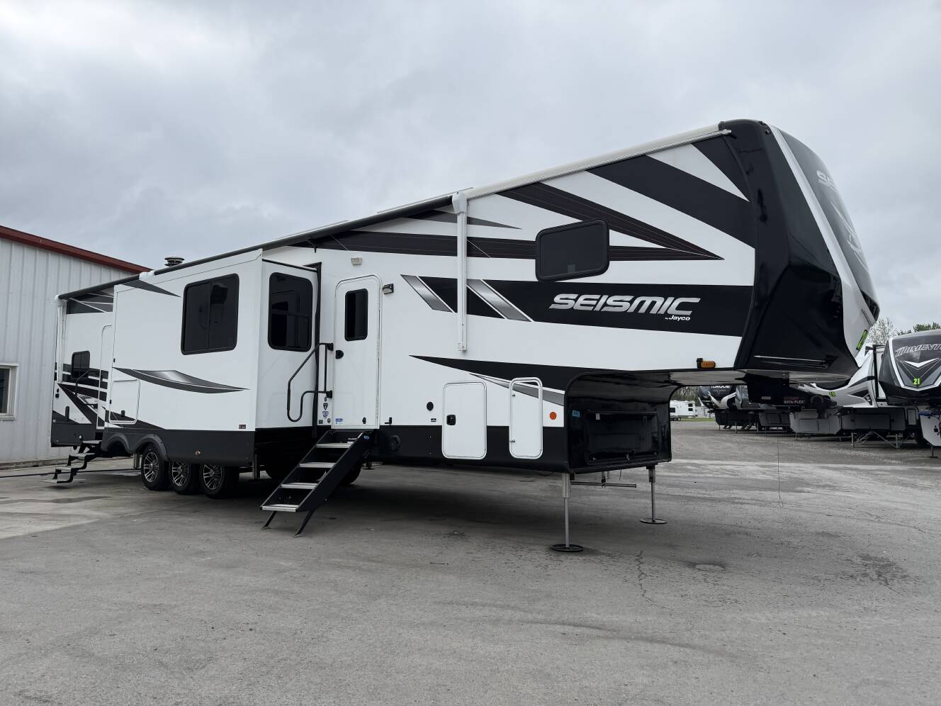 A photo of this 2025 Jayco SEISMIC 399