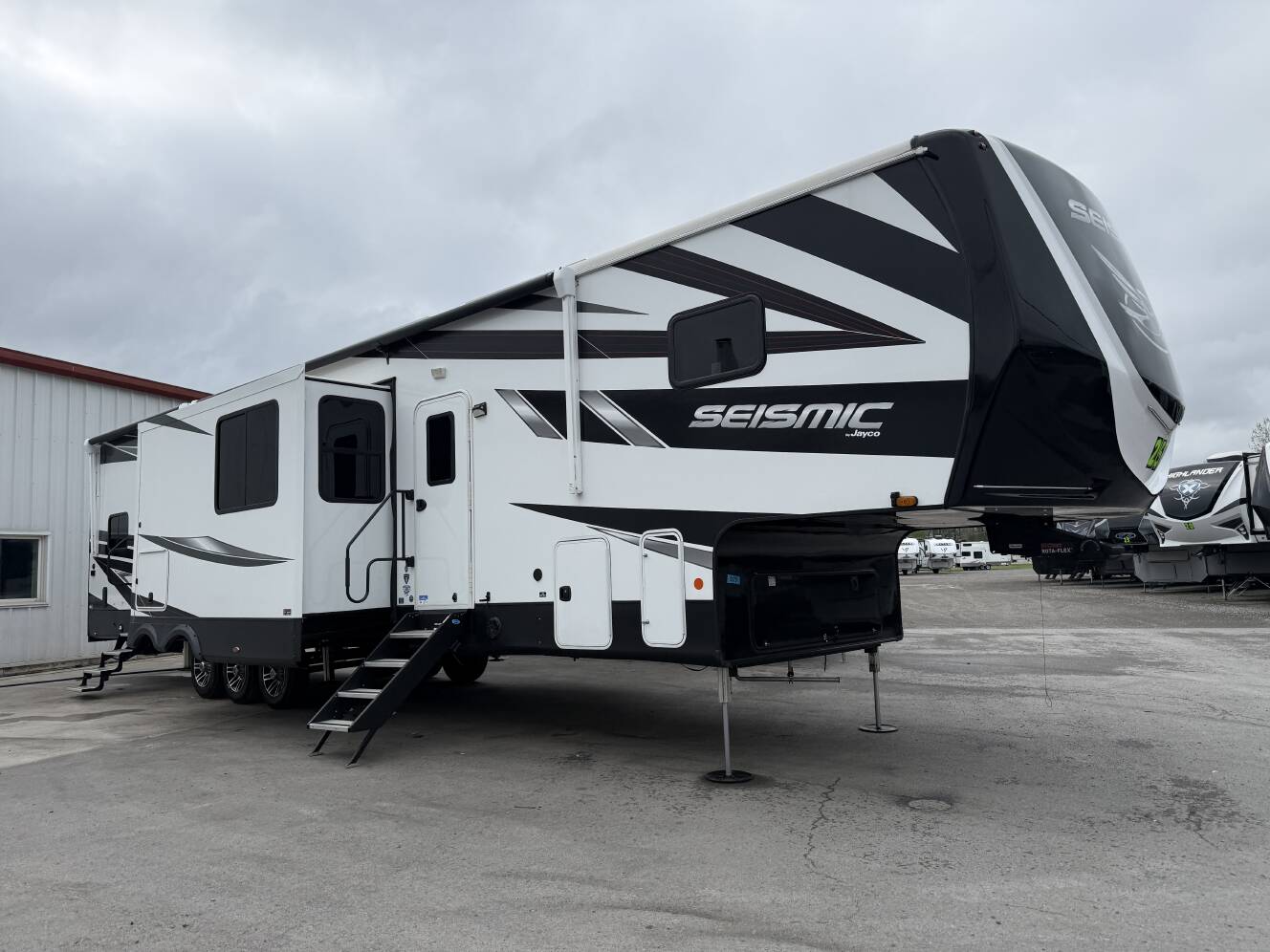 A photo of this 2025 Jayco SEISMIC 399