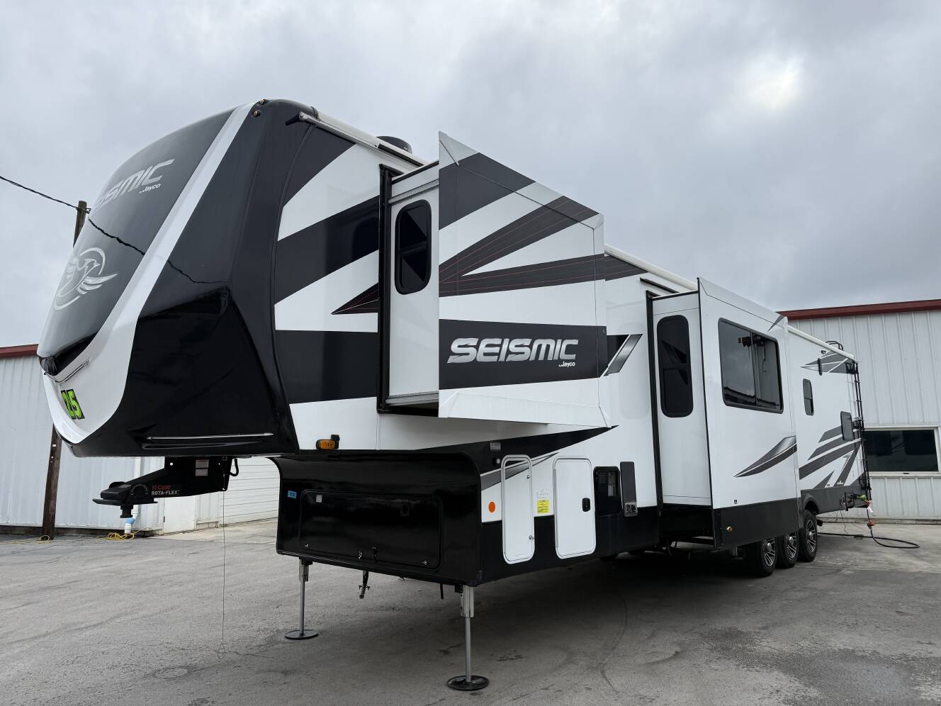 A photo of this 2025 Jayco SEISMIC 399