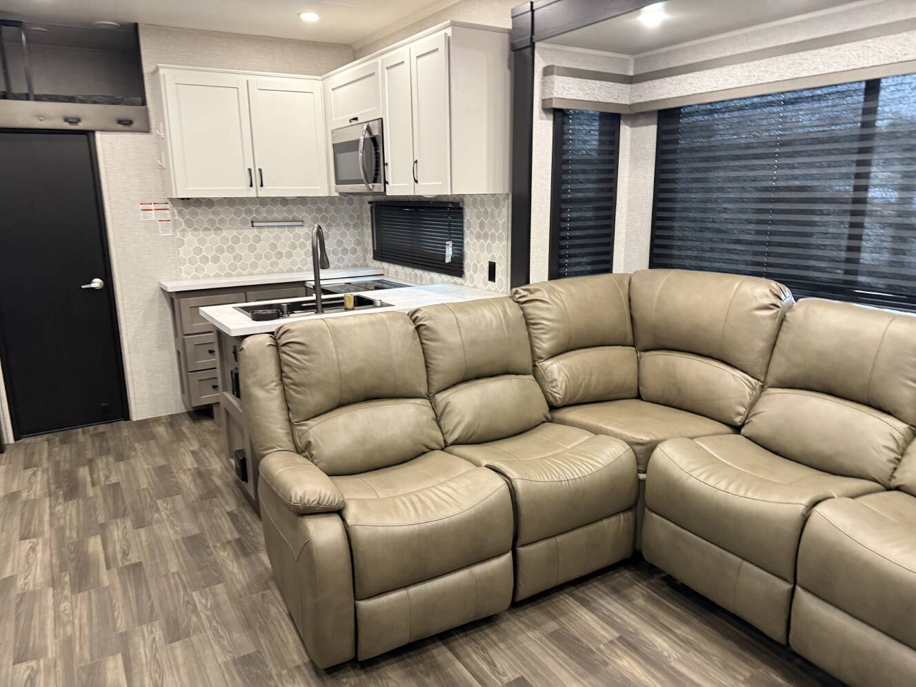 A photo of this 2025 Jayco SEISMIC 399