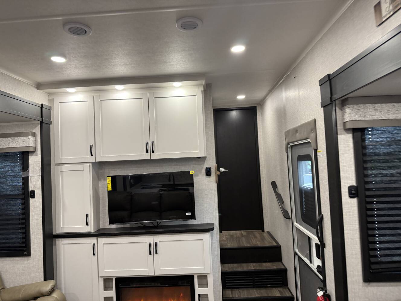 A photo of this 2025 Jayco SEISMIC 399