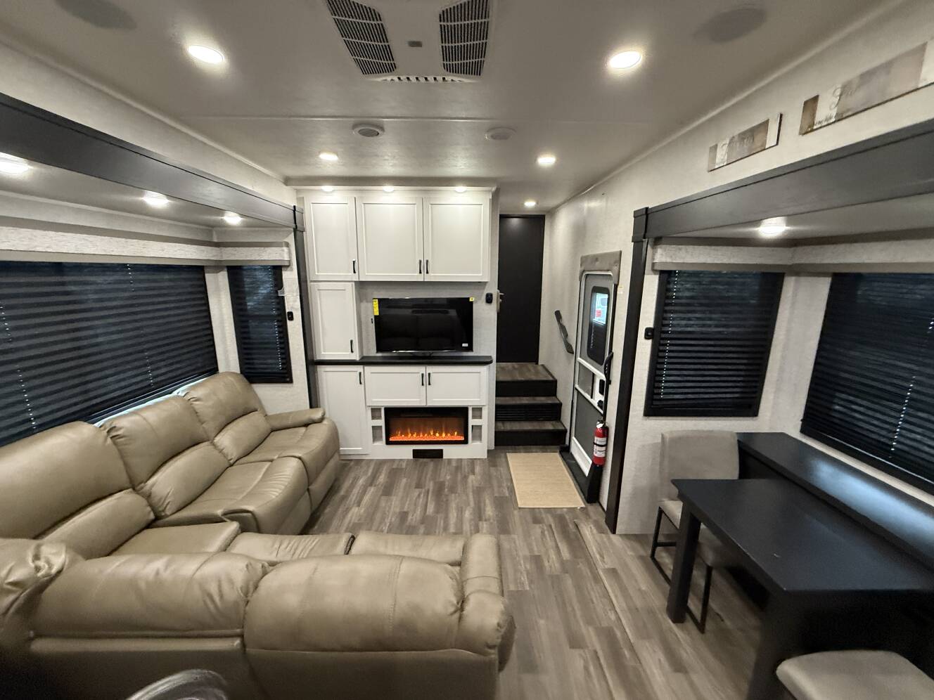 A photo of this 2025 Jayco SEISMIC 399