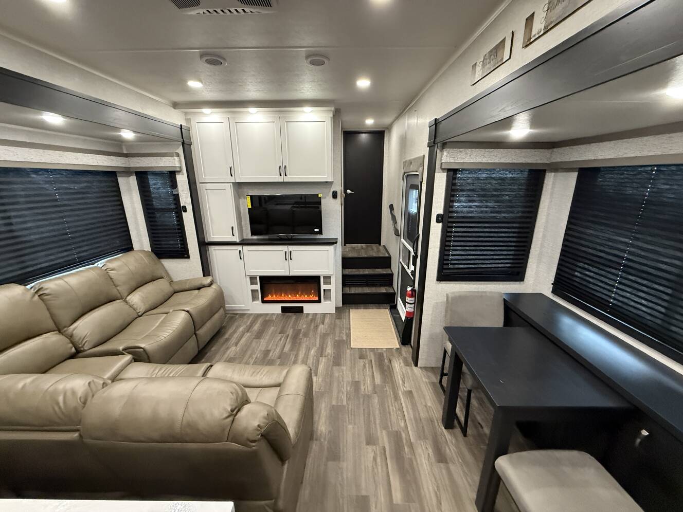 A photo of this 2025 Jayco SEISMIC 399