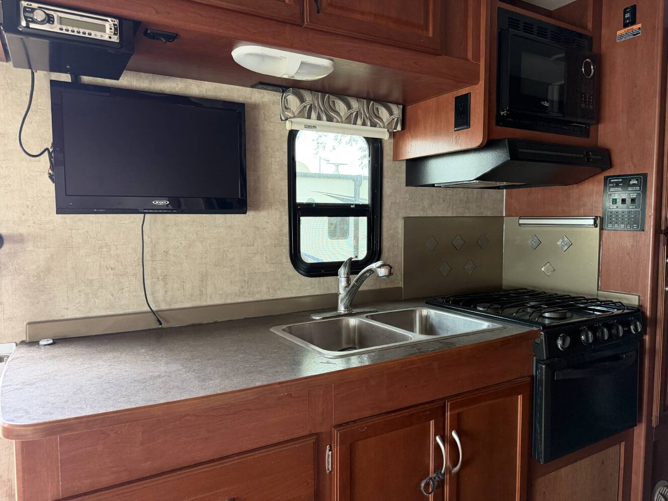 A photo of this 2016 Winnebago MINNIE WINNIE 27