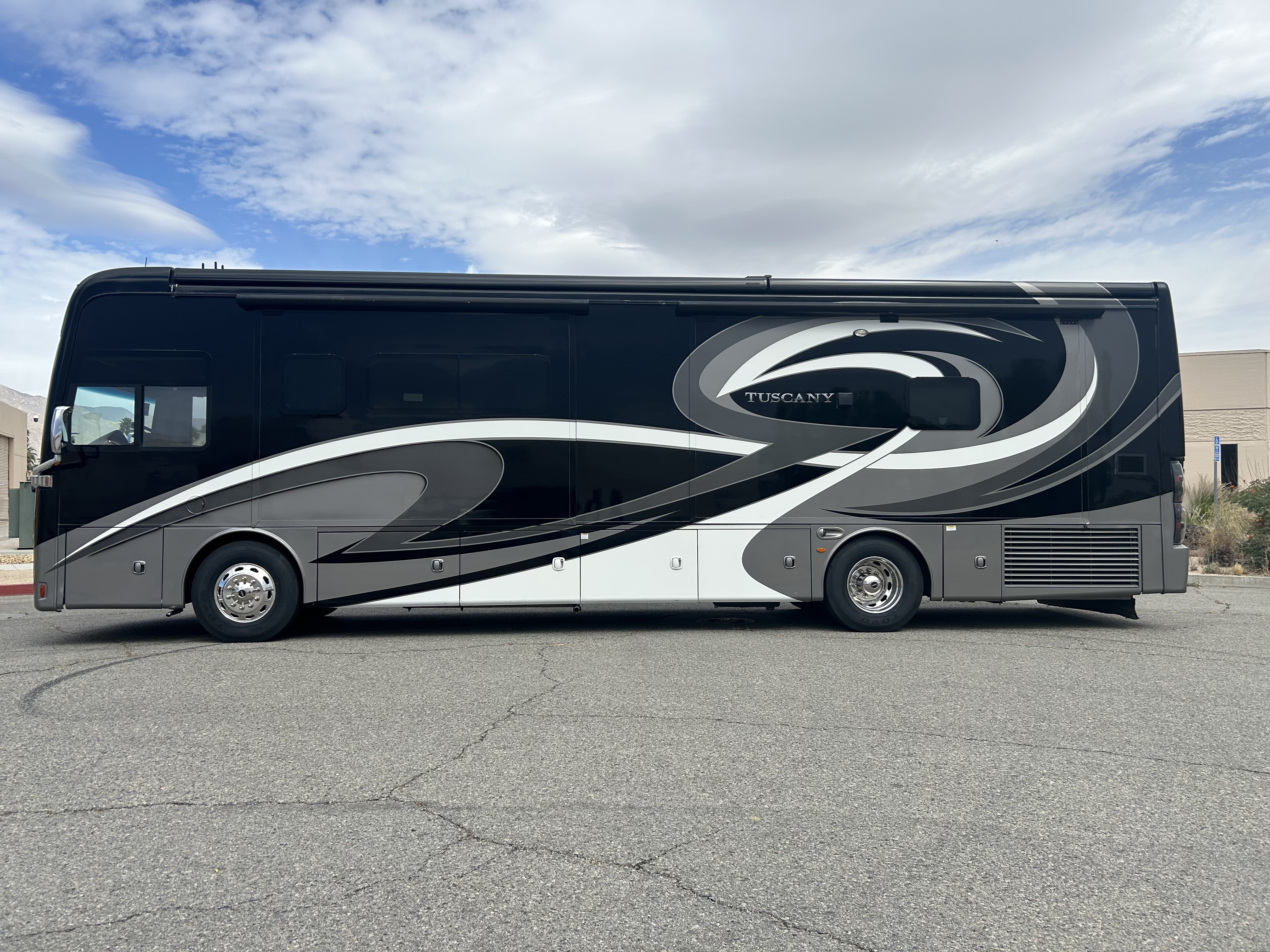 2018 Thor Motor Coach TUSCANY 38SQ in cathedral city CA