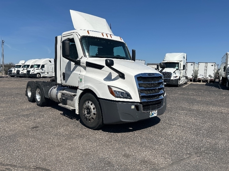 2022 FREIGHTLINER CASCADIA 126 in Roseville, MN