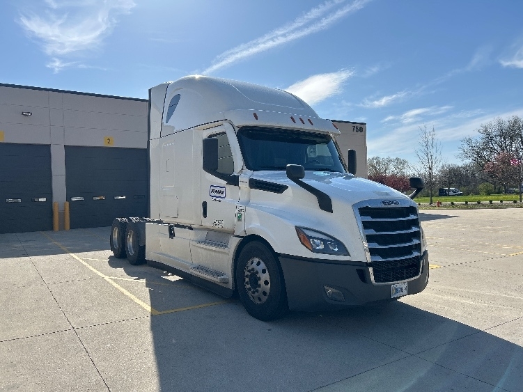 2022 FREIGHTLINER CASCADIA 126 in Davenport, IA