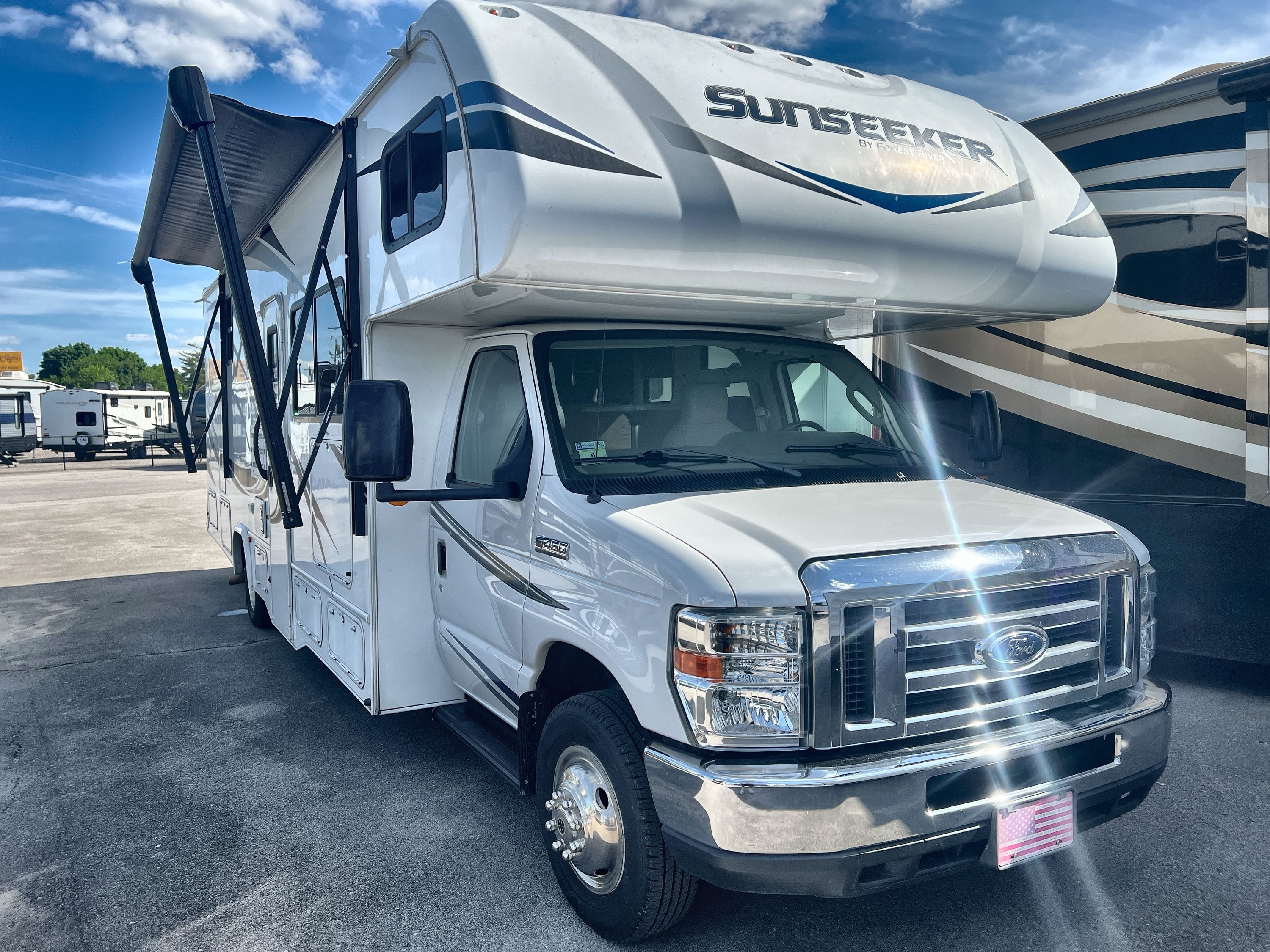 2020 Forest River SUNSEEKER 3040DSF in nashville TN