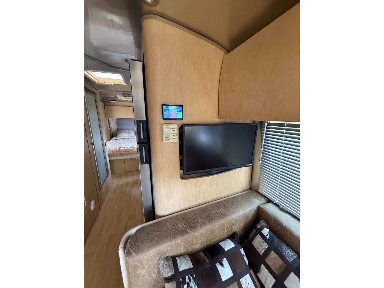 A photo of this 2010 Airstream FLYING CLOUD 30RB