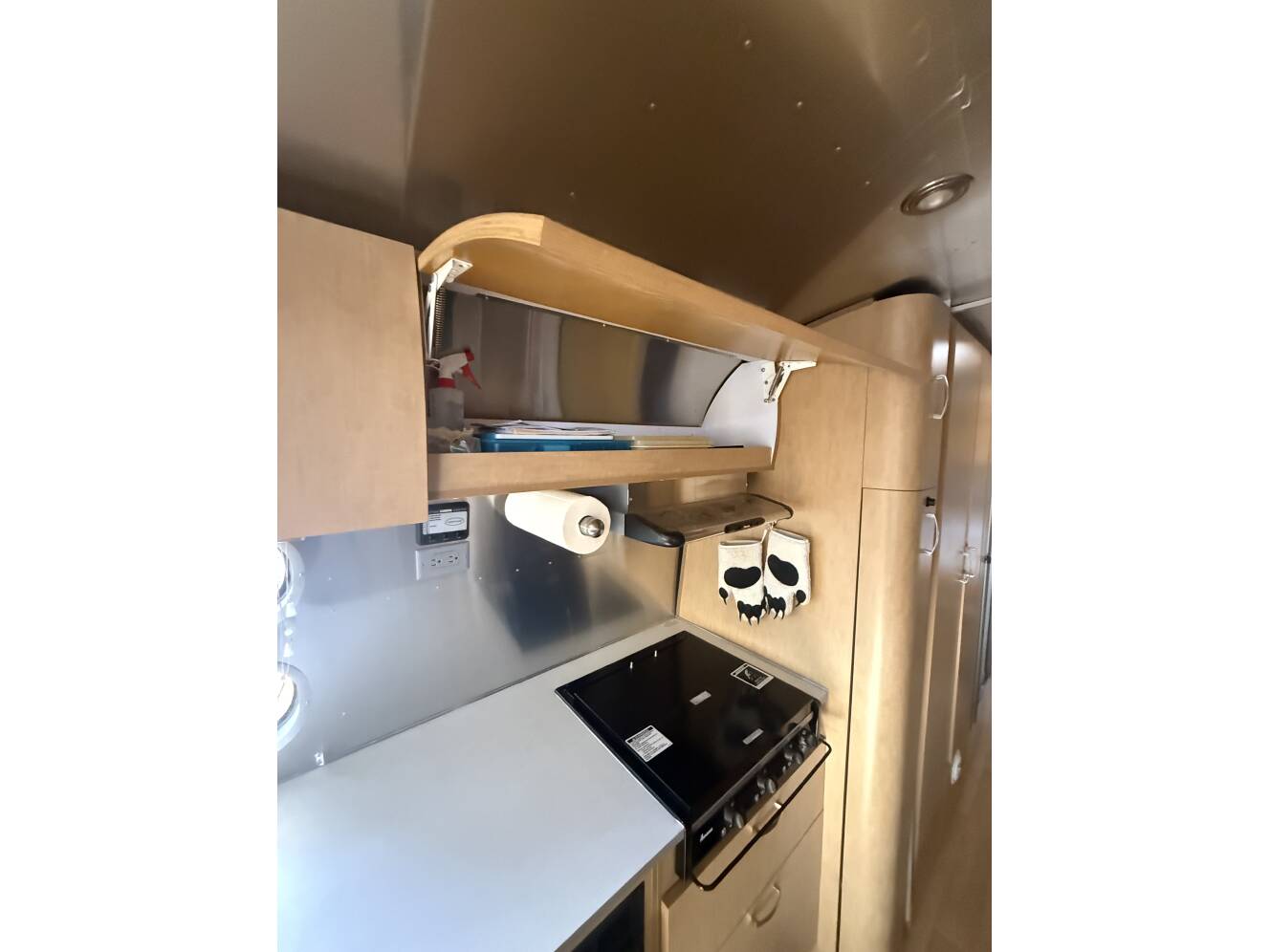 A photo of this 2010 Airstream FLYING CLOUD 30RB