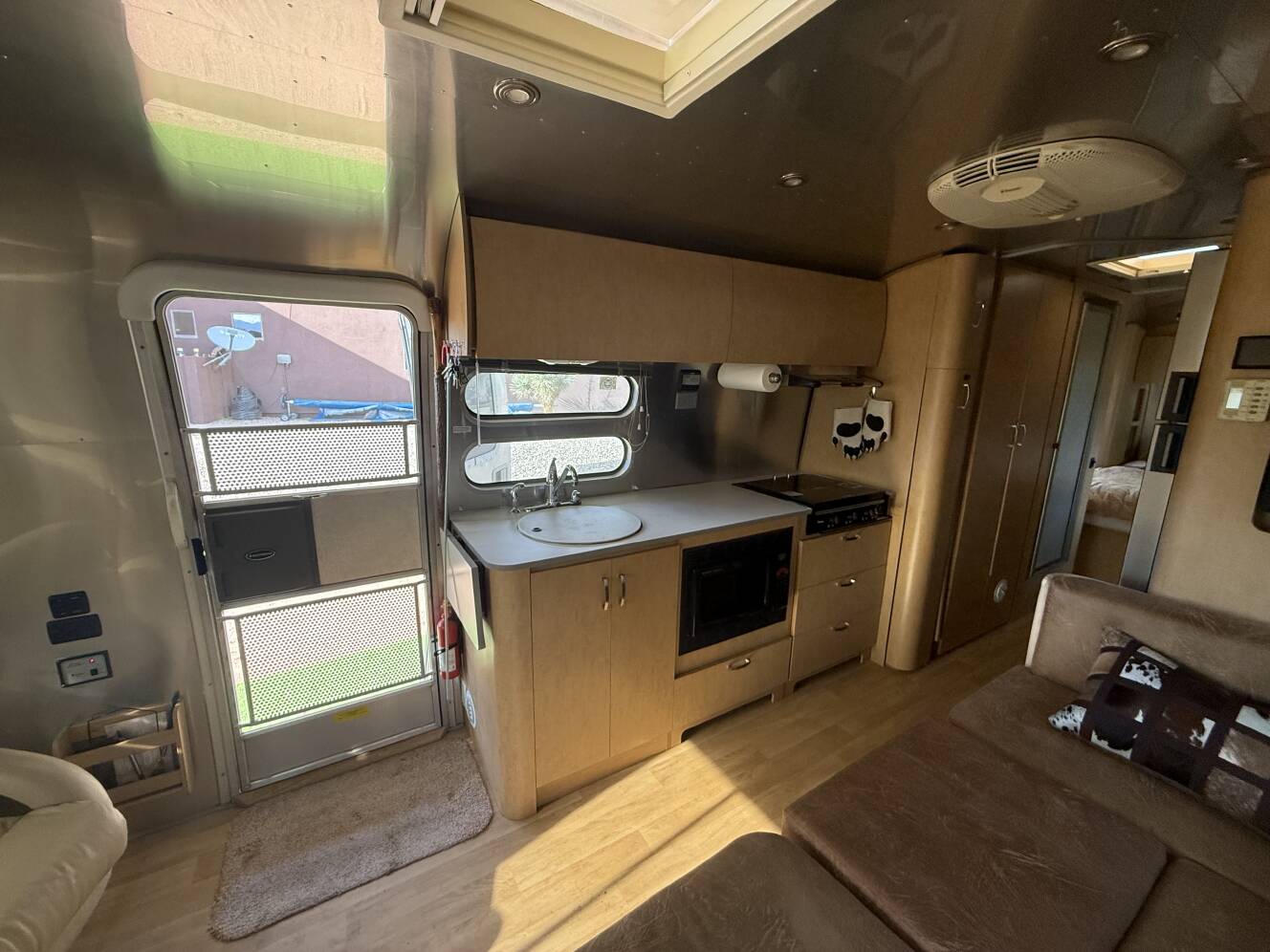 A photo of this 2010 Airstream FLYING CLOUD 30RB