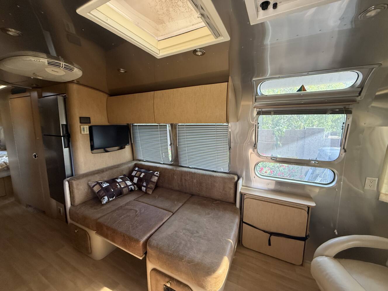 A photo of this 2010 Airstream FLYING CLOUD 30RB