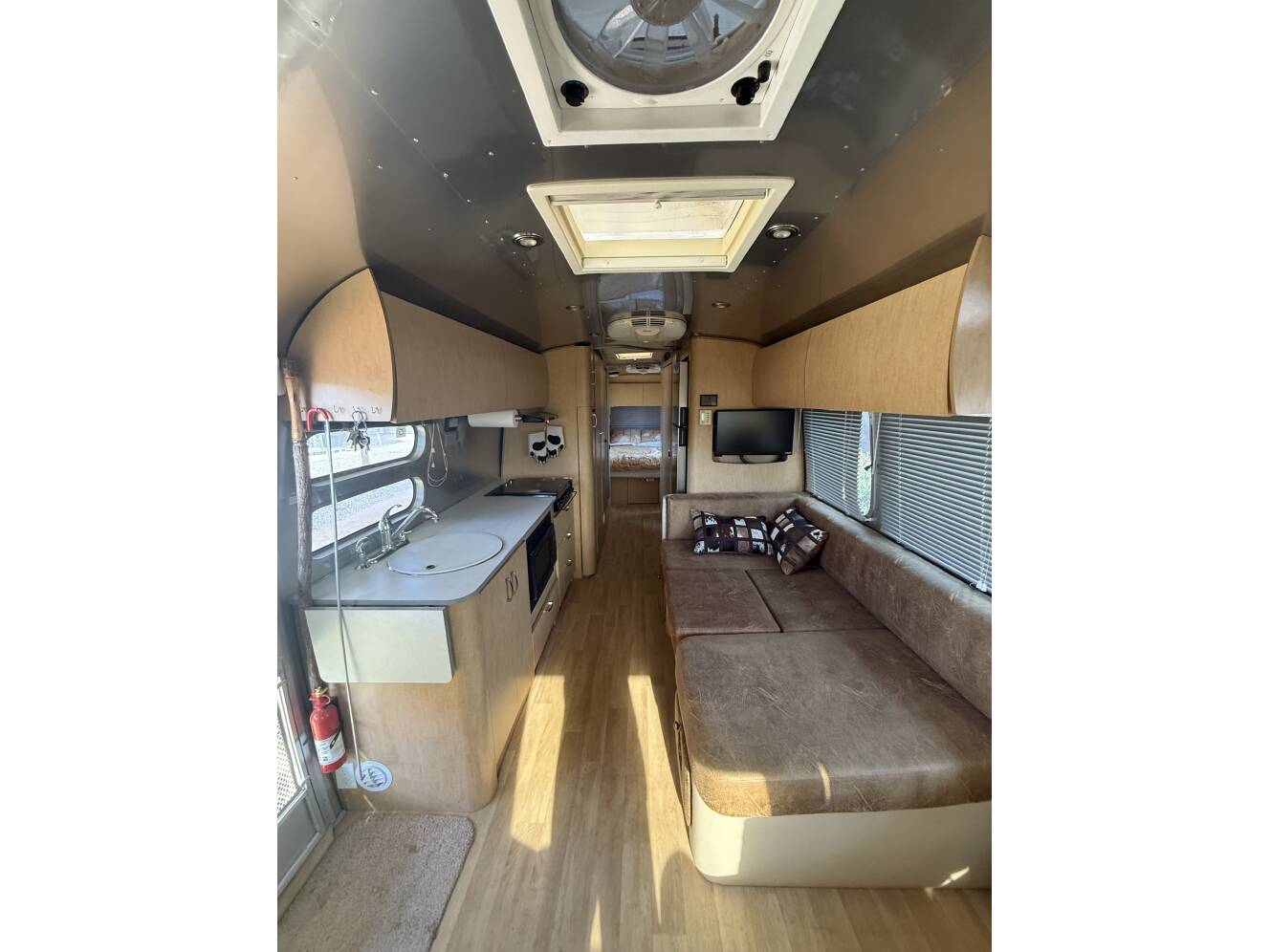 A photo of this 2010 Airstream FLYING CLOUD 30RB