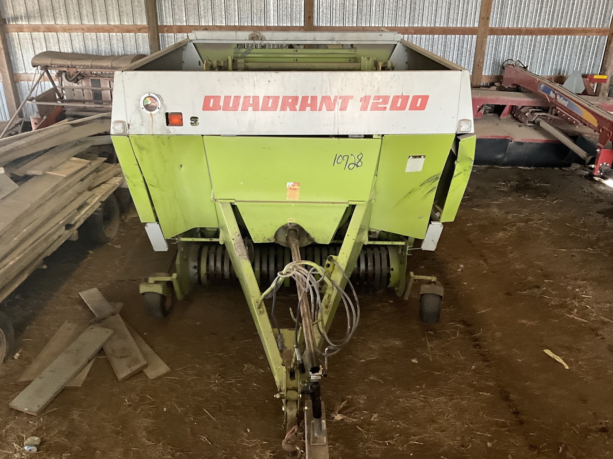 2004 CLAAS QUADRANT 1200RC in Waterville, IA