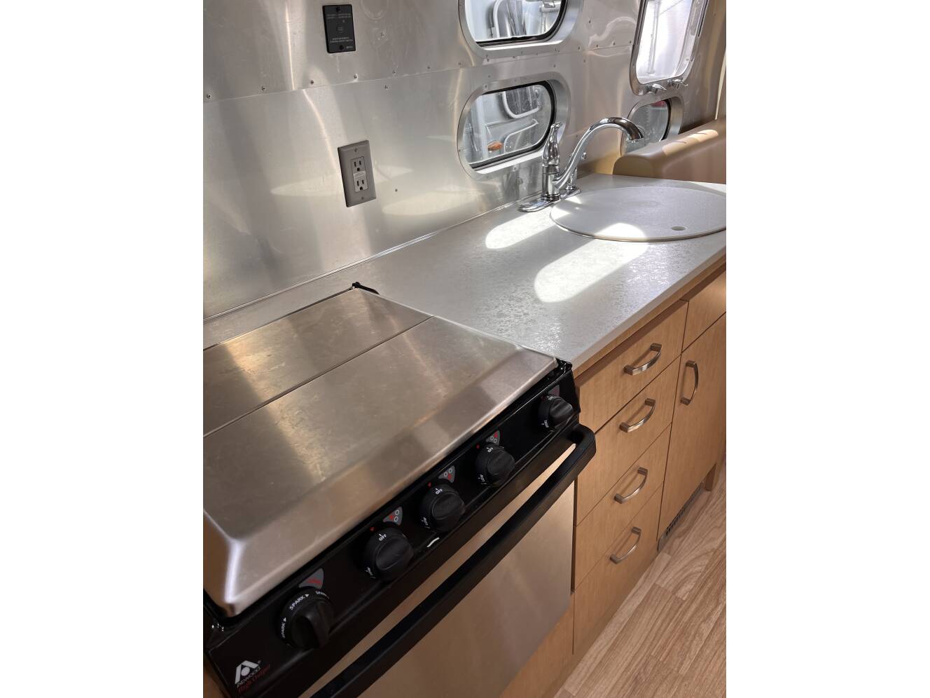 A photo of this 2016 Airstream FLYING CLOUD 26U