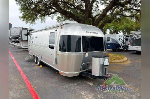 2017 Airstream International Signature 27FB in boerne TX