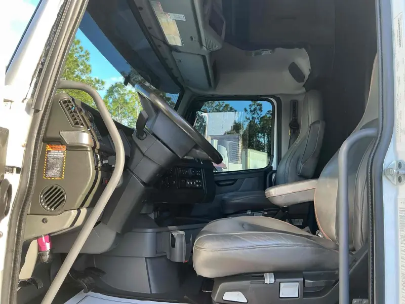 2024 VOLVO VNL