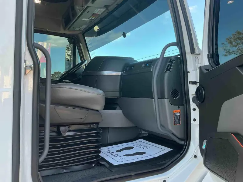 2024 VOLVO VNL