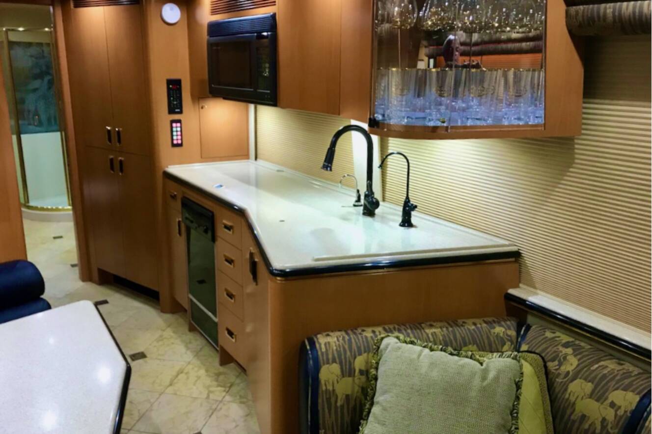 A photo of this 2001 Prevost MARATHON H3-45