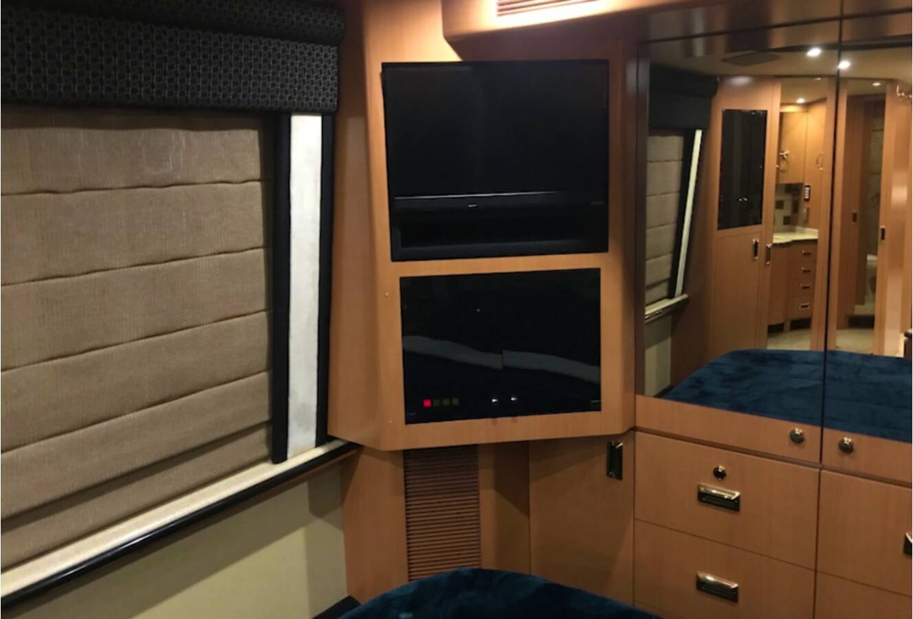 A photo of this 2001 Prevost MARATHON H3-45