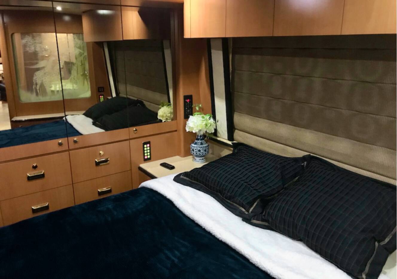 A photo of this 2001 Prevost MARATHON H3-45
