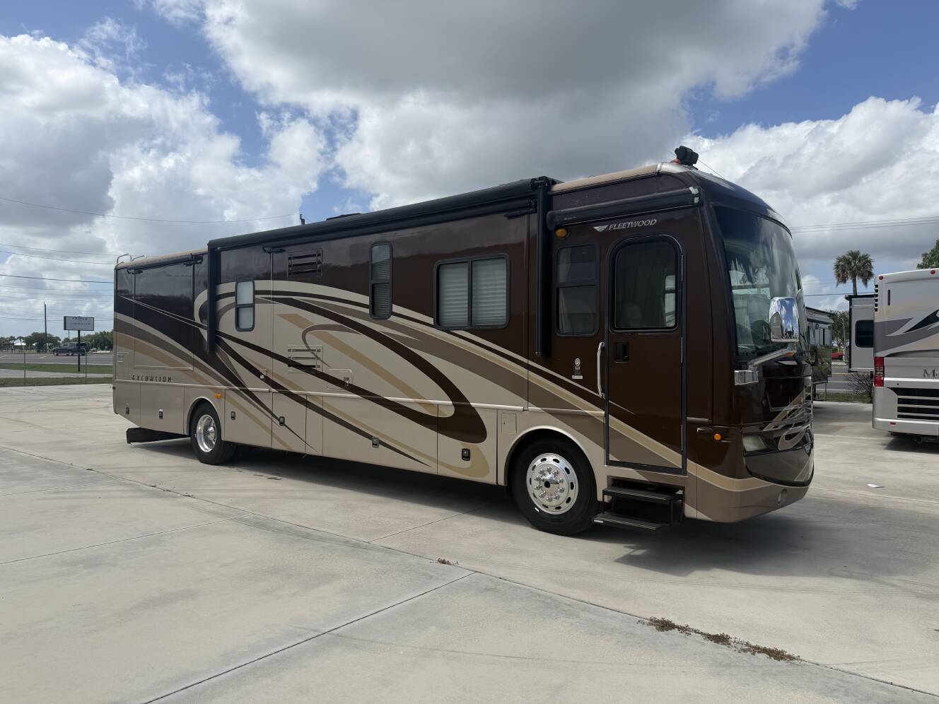 A photo of this 2008 Fleetwood EXCURSION 39R
