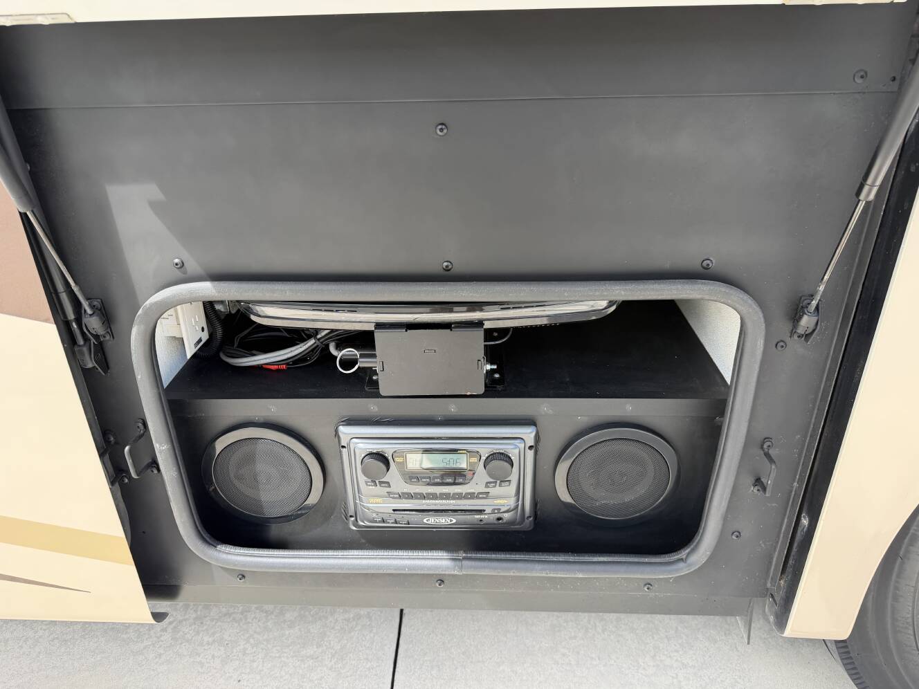 A photo of this 2008 Fleetwood EXCURSION 39R