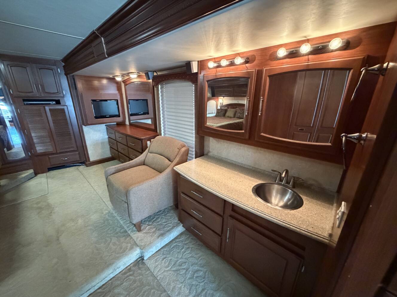 A photo of this 2008 Fleetwood EXCURSION 39R
