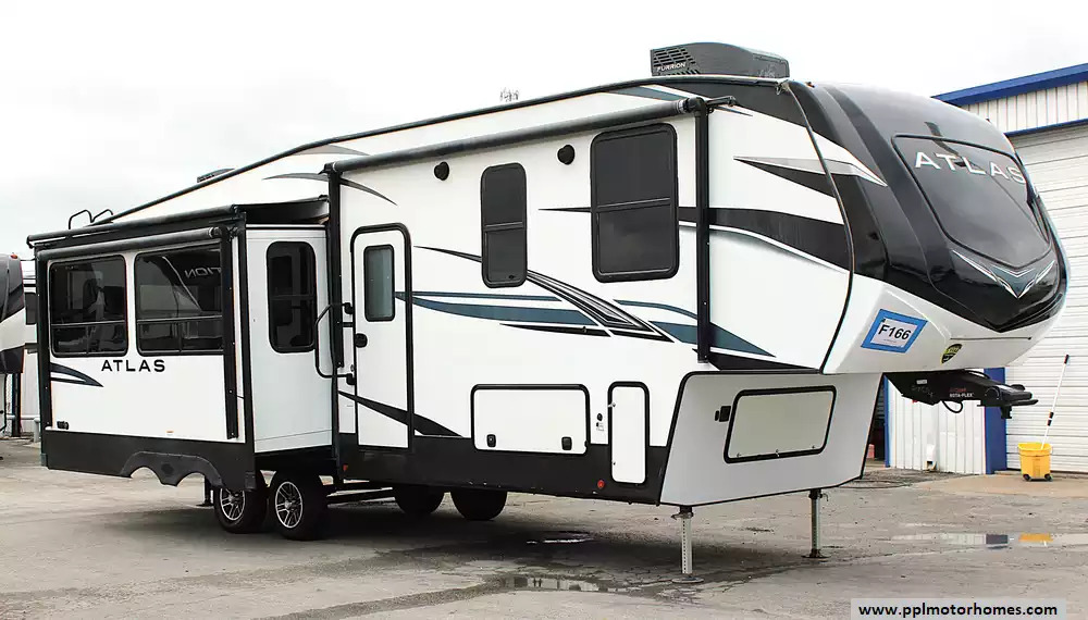 2023 Dutchmen Atlas 2992RLF in decatur TX