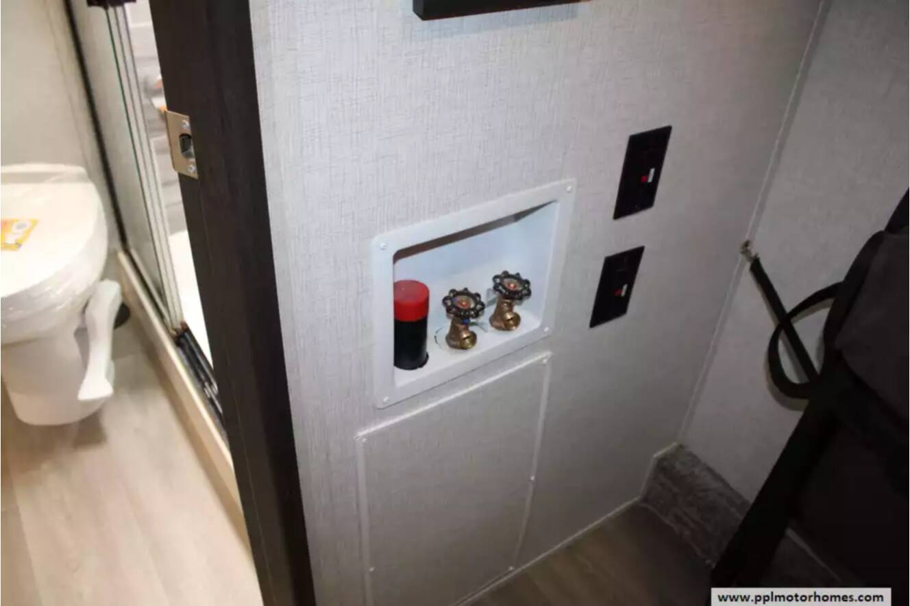 A photo of this 2021 Redwood REDWOOD 4001LK