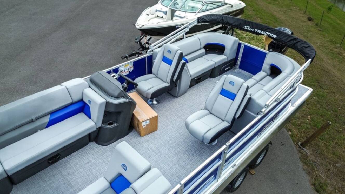 A photo of this 2026 Sun Tracker Party Barge® 22 DLX