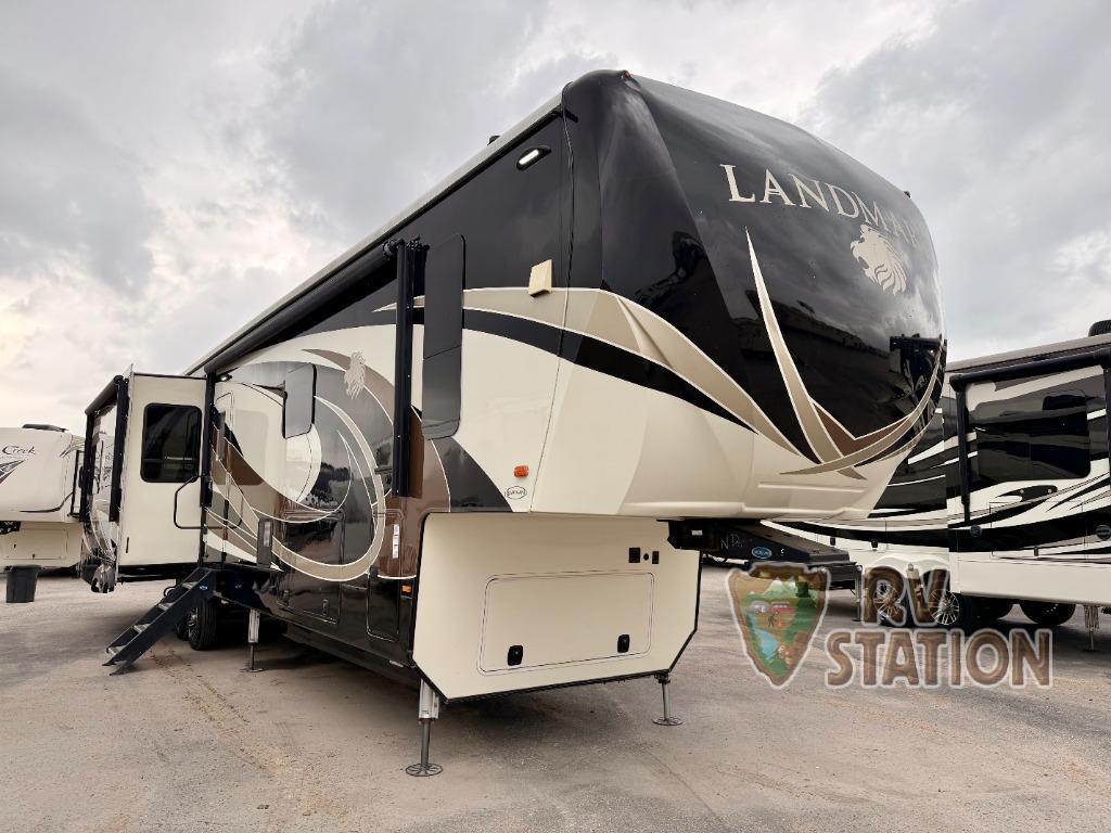 2018 Heartland Landmark 365 Newport in katy TX