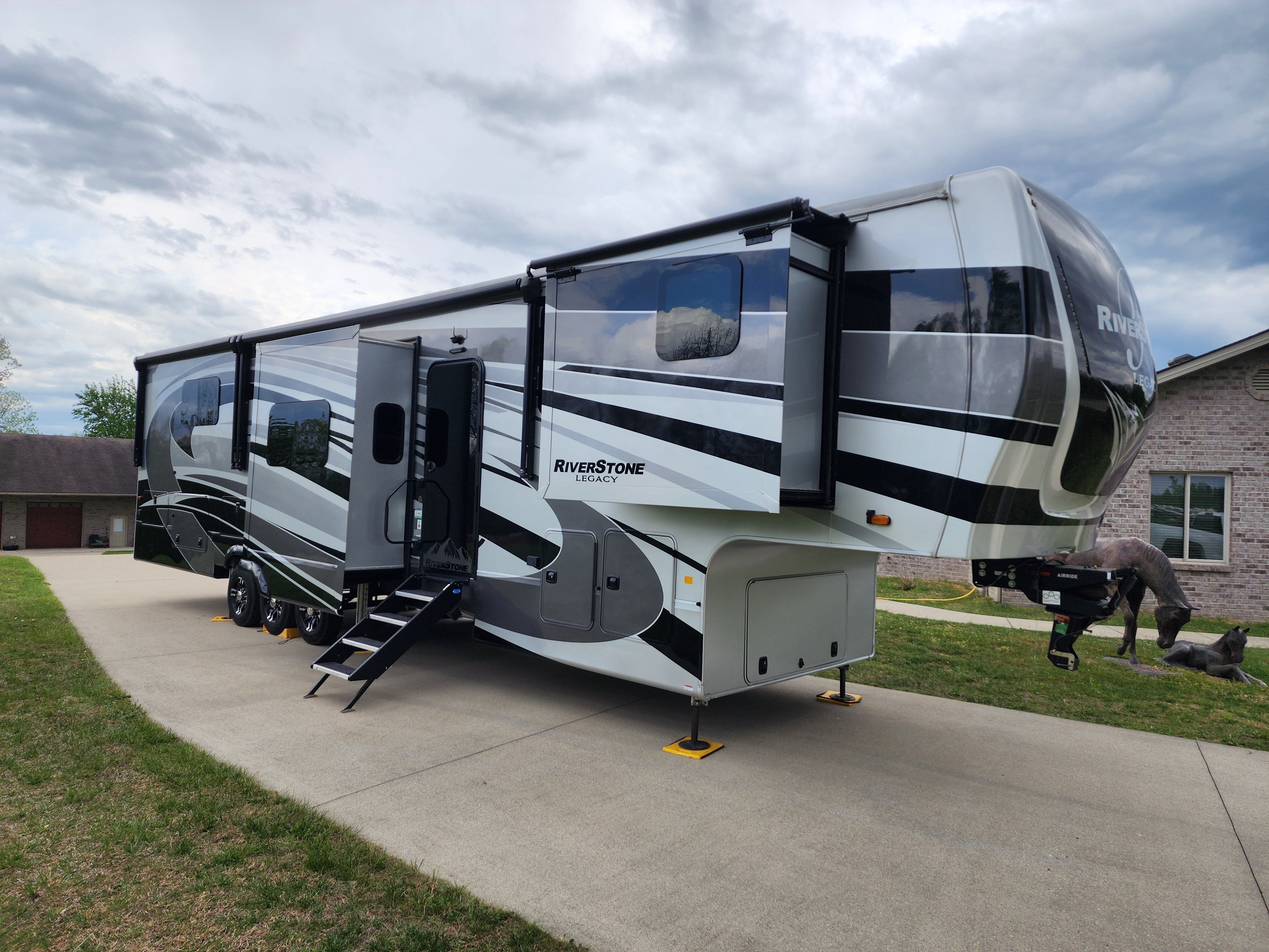 2023 Forest River RIVERSTONE LEGACY 42FSKG in east bernstadt KY