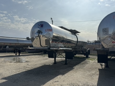 1998 STE DOT 407 6500 Gallon Chemical Tanker in Houston, TX