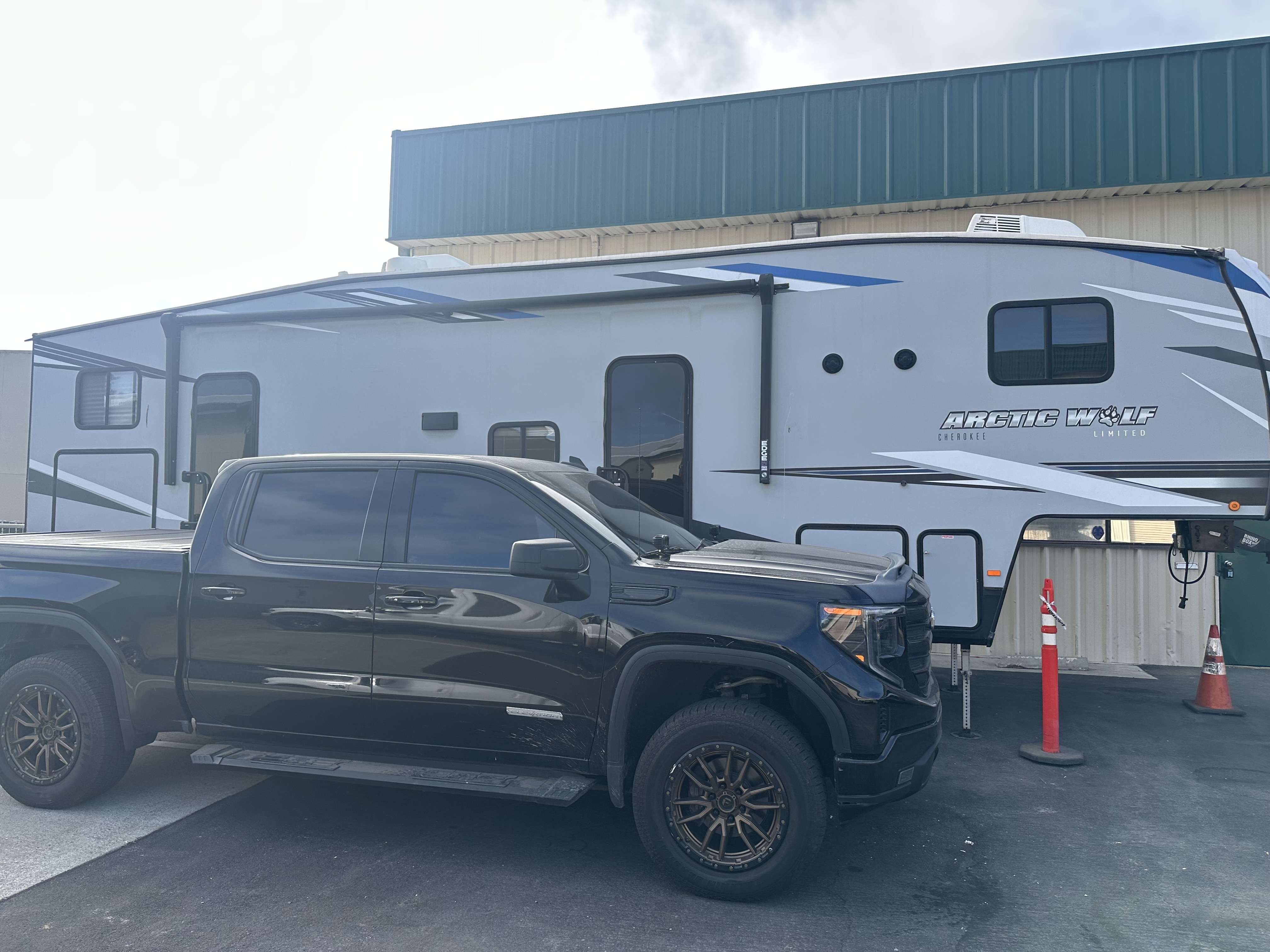 2021 Forest River CHEROKEE ARCTIC WOLF 321BH RV