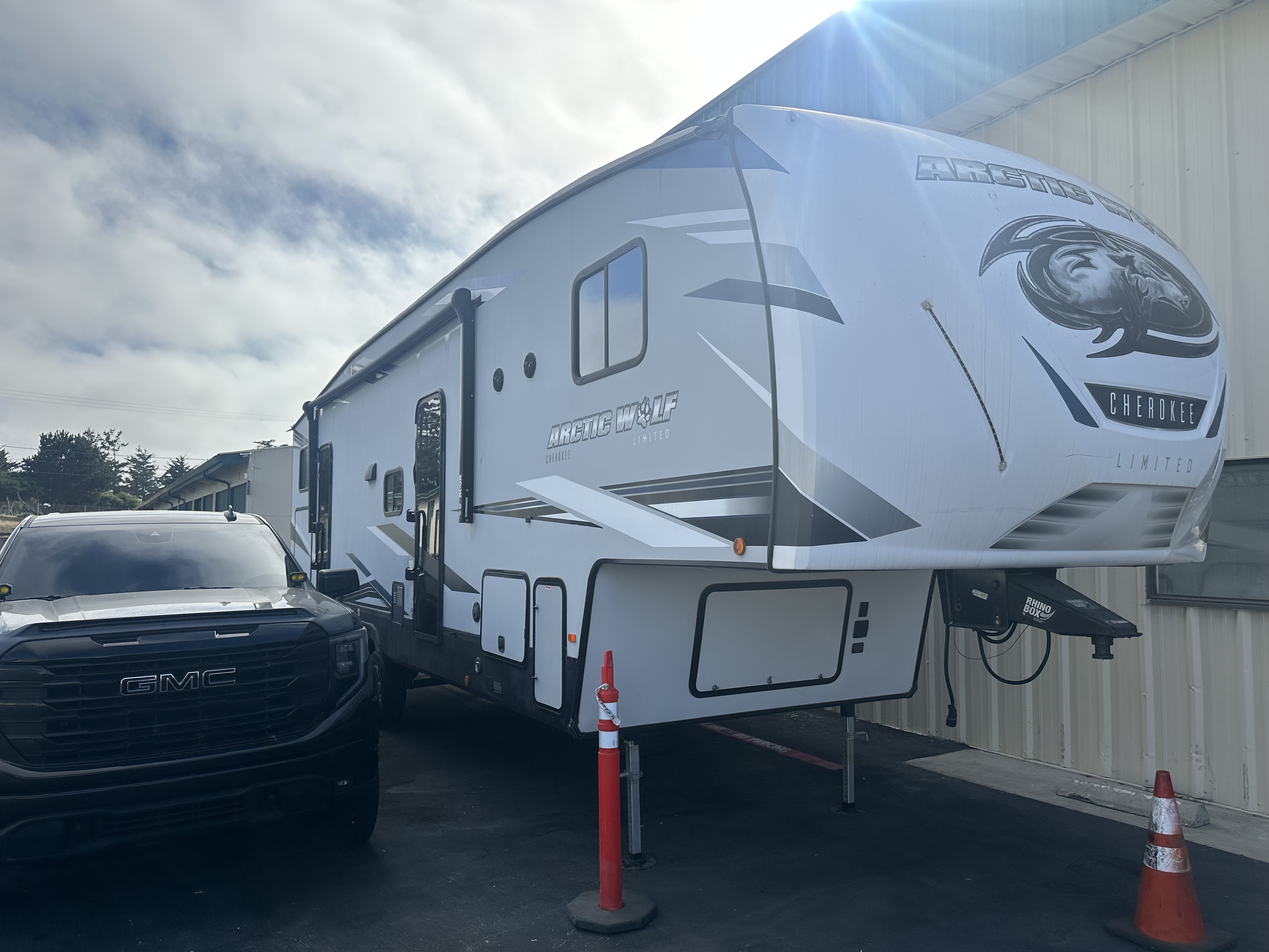 2021 Forest River CHEROKEE ARCTIC WOLF 321BH in marina CA
