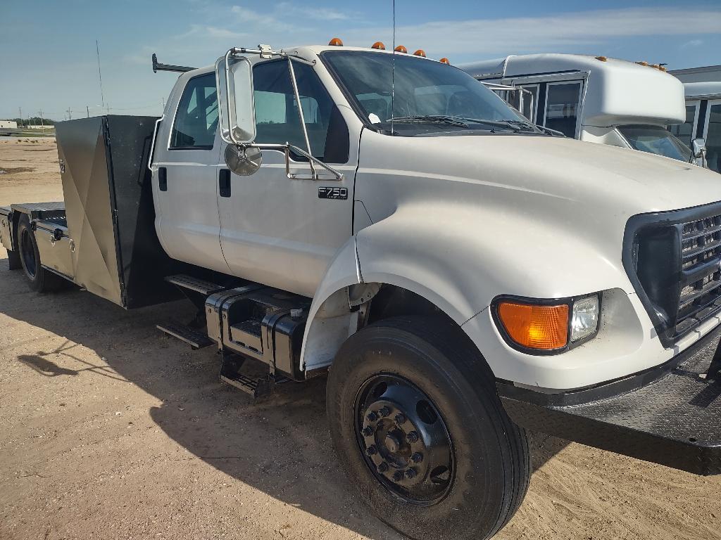 2000 FORD F750 in Pratt, KS