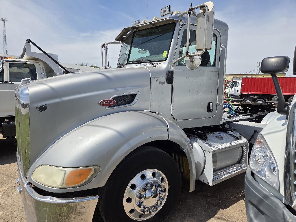 2009 PETERBILT 384 in Pratt, KS
