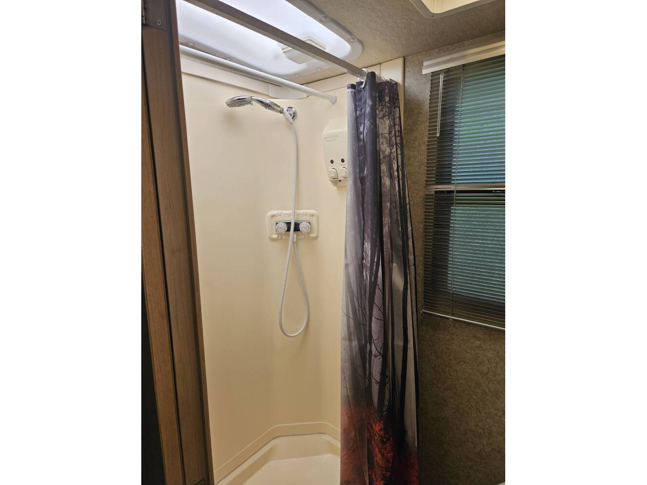 A photo of this 2009 Winnebago ITASCA NAVION IQ 24DL