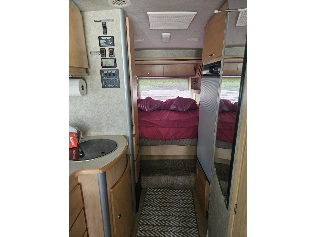 A photo of this 2009 Winnebago ITASCA NAVION IQ 24DL