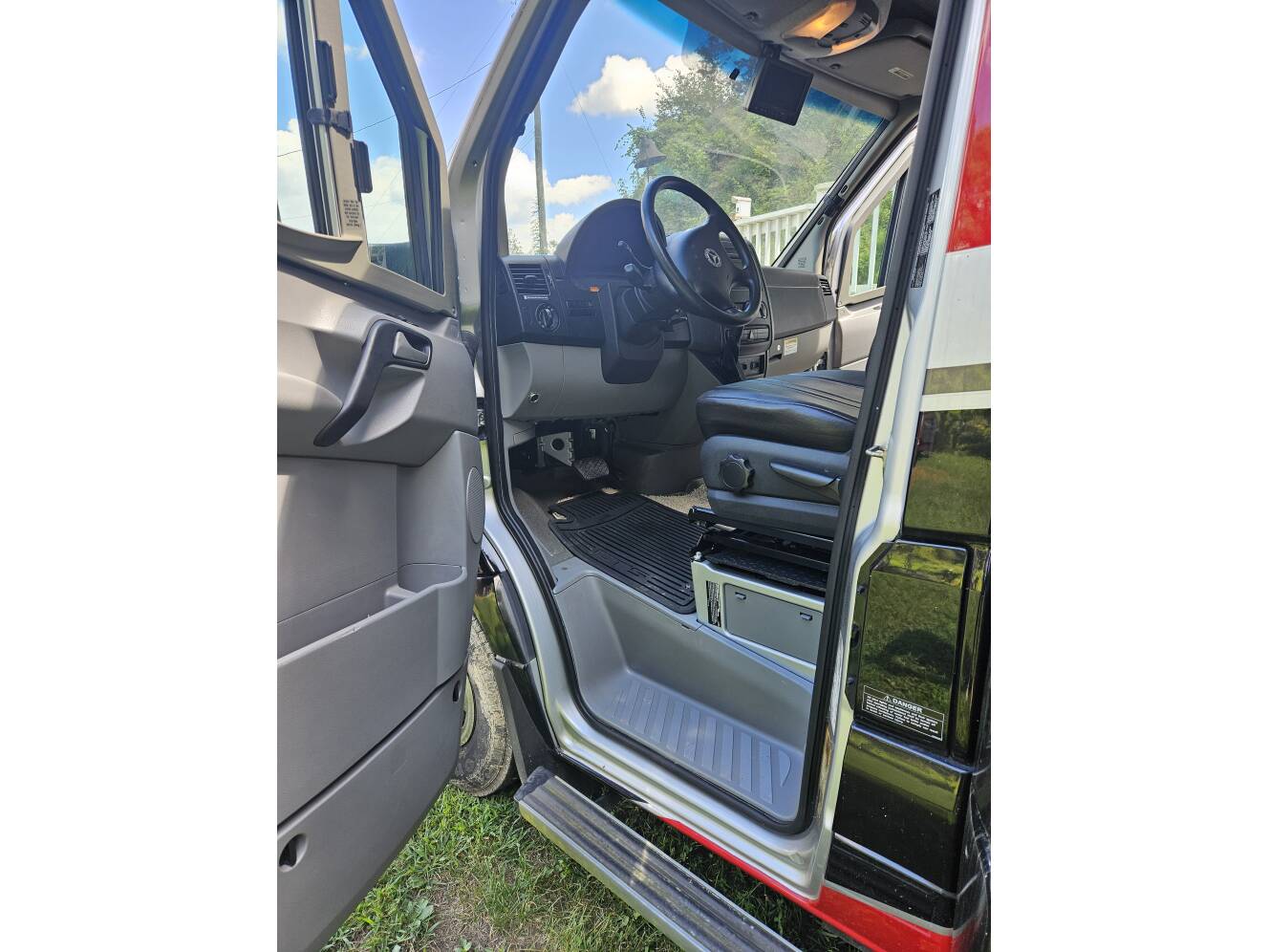 A photo of this 2009 Winnebago ITASCA NAVION IQ 24DL