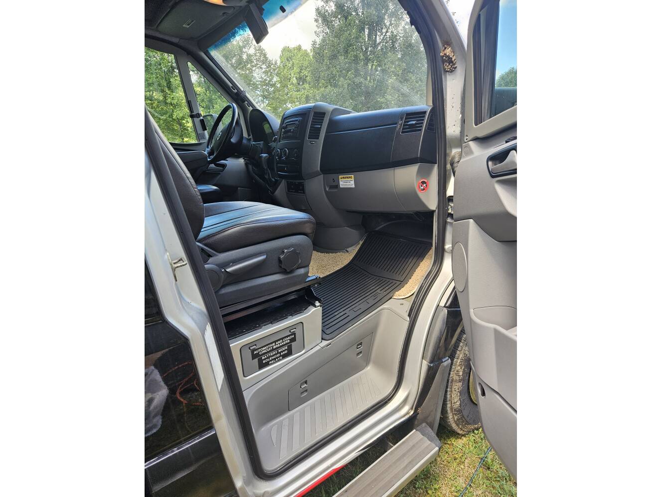 A photo of this 2009 Winnebago ITASCA NAVION IQ 24DL