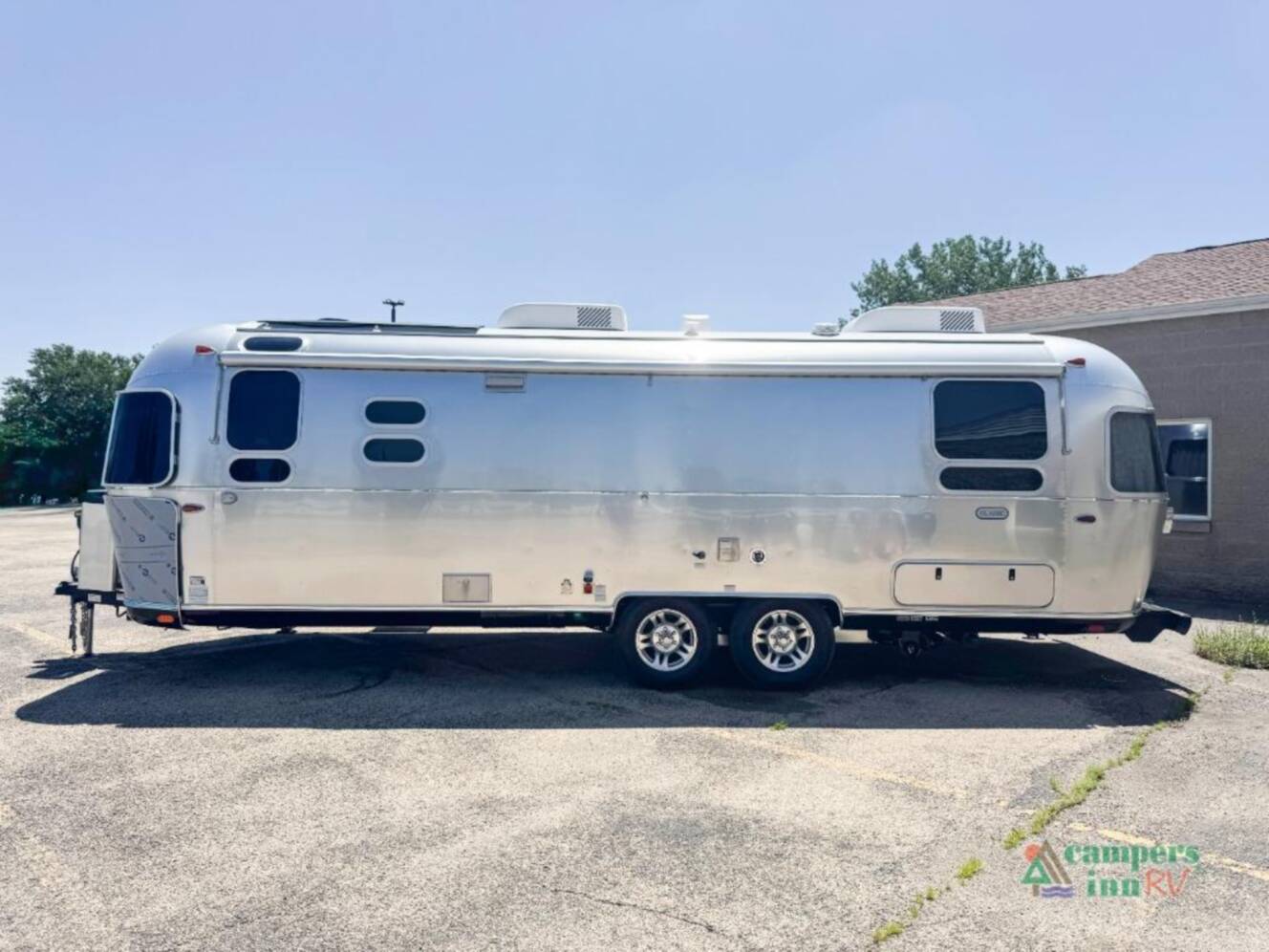 A photo of this 2026 Airstream Classic 28RBT