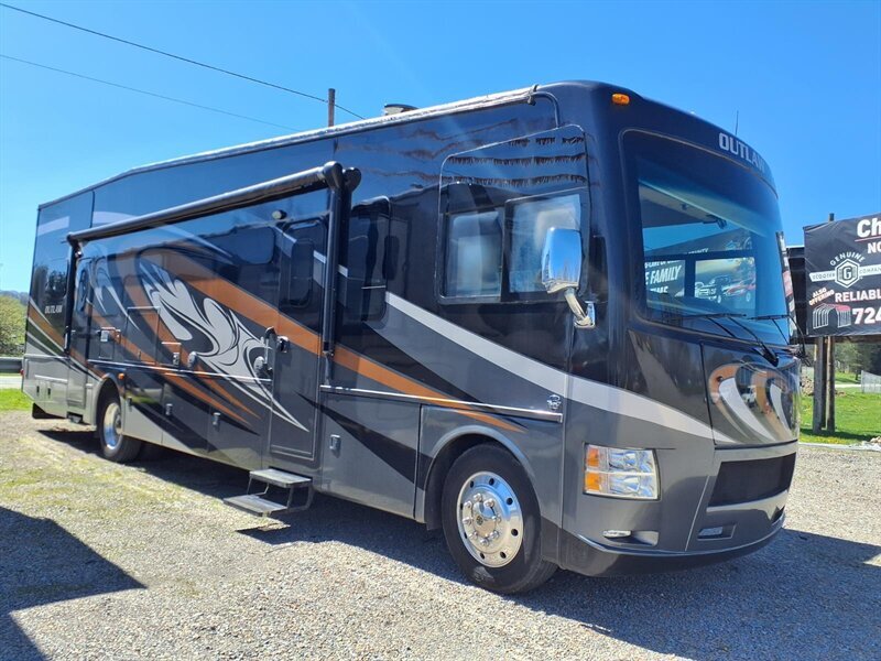 2016 Thor Motor Coach OUTLAW 37LS in carmichaels PA