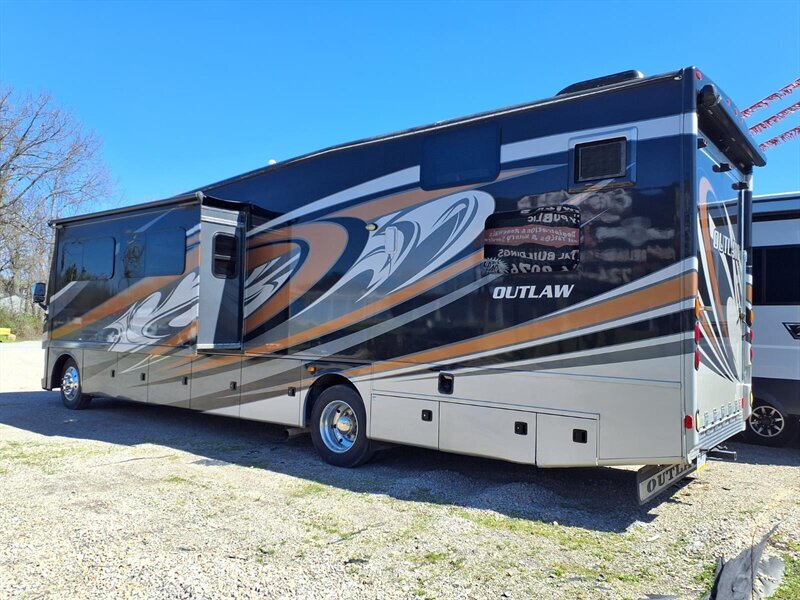 2016 Thor Motor Coach OUTLAW 37LS in carmichaels PA