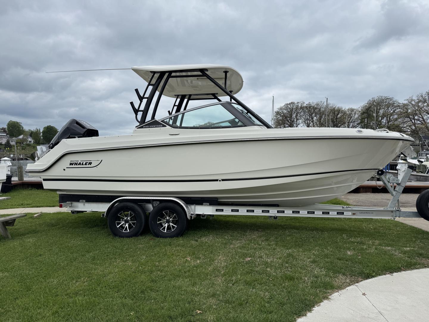 2025 Boston Whaler 240 VANTAGE in south haven MI
